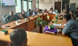 Aksi penolakan revitalisasi Pasar Banjaran dilakukan oleh para  pedagang yang tergabung di IIWAPA dengan datangi kantor DPRD Kabupaten Bandung
