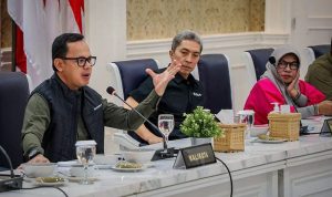 Wali Kota Bogor, Bima Arya saat memimpin briefing staf bersama para kepala perangkat daerah dan aparatur wilayah. (Yudha Prananda / Jabar Ekspres)