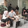 Suasa bersantai para kaula muda di salah satu kafe yang berada di Braga Bandung.