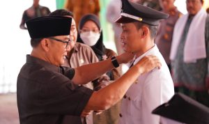Plt Bupati Bogor saat melantik salah satu kepada desa beberapa waktu lalu. (Sandika /Jabarekspres.com)