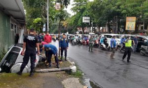 Diduga Mengantuk, Mobil Daihatsu Terios Terperosok ke Saluran Air, Begini Kondisinya Diduga Mengantuk, Mobil Daihatsu Terios Terperosok ke Saluran Air, Begini Kondisinya