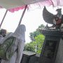 BUKTI SEJARAH: Tiga anak sekolah dasar tengah menghadap Tugu Pancasila yang bergengker di makam Inggit Garnasih di TPU Caringin Porib, Kecamatan Babakan Ciparay, Kota Bandung. (KHOLID/JABAR EKSPRES)