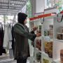 KEMBANGKAN USAHA: Martini sedang merapikan sejumlah produk UMKM di Galeri Dekranasda MPP Kota Bandung. (HENDRIK MUCHLISON/JABAR EKSPRES)