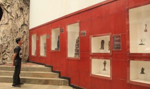 BUKTI SEJARAH: Pengunjung saat melihat sejumlah koleksi di Museum Sri Baduga. Museum itu menyimpan ribuan benda warisan sejarah dan budaya di Jawa Barat. (HENDRIK MUCHLISON/JABAR EKSPRES)