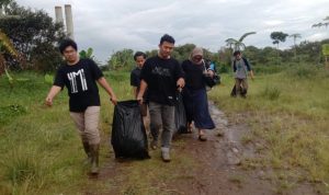 PEDULI LINGKUNGAN: HMI Kabupaten Bandung merayakan hari ulang tahun ke-76 (milad) dengan gotong royong bersih-bersih sungai Citarum, Senin (13/2). (FAHMINAH/JABAR EKSPRES)