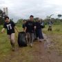 PEDULI LINGKUNGAN: HMI Kabupaten Bandung merayakan hari ulang tahun ke-76 (milad) dengan gotong royong bersih-bersih sungai Citarum, Senin (13/2). (FAHMINAH/JABAR EKSPRES)