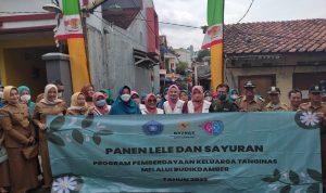 CEK LOKASI: Yunimar Mulyana, saat menghadiri Panen Lele, dan Sayuran di Jl. Pasir Impun Barat Karang Pamulang, Kota Bandung. Konsumsi Ikan Lele terhindar dari stunting. (SADAM HUSEN SOLEH RAMDHANI/JABAR EKSPRES)