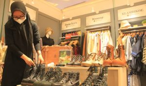Sehari setelah diresmikan Wali Kota Bandung, keberadaan pasar kreatif yang digelar di Trans Studio Mall masih sepi pengunjung.