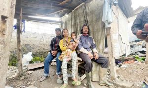 Cerita Hidup Heni yang Tinggal di Gubuk Bersama Keluarganya Heni dan keluarga tinggal di rutilahu bersama keluarganya. Lokasinya di Kampung Cidadap RT 02 RW 12, Desa Padalarang, Kecamatan Padalarang. (Akmal Firmansyah/Jabar Ekspres)