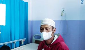 Bubun,50, saat menjaga keluarganya ketika mendapat perawatan pasca keracunan makanan di Gununghalu KBB. (Akmal Firmansyah/Jabar Ekspres)