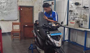 SMKN 8 Bandung Ciptakan Inovasi di Bidang Otomotif HASIL MODIFIKASI: Arya,16, salah satu siswa yang berpartisipasi dalam pengerjaan motor listrik di SMKN 8 Bandung. (Sadam Husen/Jabar Ekspres)