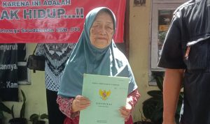 BUTUH PERHATIAN: Nenek Sa'adah harus menunggu keadilan datang menghampirinya lantaran rumah miliknya akan diesksekusi. (SANDI NUGRAHA/JABAR EKSPRES)