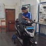 HASIL MODIFIKASI: Arya,16, salah satu siswa yang berpartisipasi dalam pengerjaan motor listrik di SMKN 8 Bandung. (Sadam Husen/Jabar Ekspres)