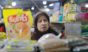 BARANG LANGKA: Salah seorang pedagang minyak goreng di Pasar Kosambi, Kota Bandung. Jelang Ramadan harga minyak goreng subsidi dengan merk Minyakita mulai langka. (KHOLID/JABAR EKSPRES)