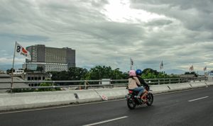 RUSAK ESTETIKA KOTA: Bendera-bendera partai politik dipajang sembarangan di sepanjang fly over Kopo, Kota Bandung. (KHOLID/JABAR EKSPRES)