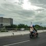 RUSAK ESTETIKA KOTA: Bendera-bendera partai politik dipajang sembarangan di sepanjang fly over Kopo, Kota Bandung. (KHOLID/JABAR EKSPRES)