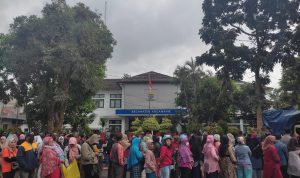 Pemkot Bandung Masif Gelar Pasar Murah! BERBURU HARGA MURAH: Antusiasme warga saat di gelarnya Operasi Pasar murah beras medium, di Kecamatan Arcamanik, Kota Bandung, Jumat (24/2). (SADAM HUSEN SOLEH RAMDHANI/JABAR EKSPRES)