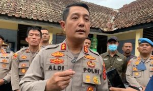 Sang Ayah Tega Aniaya Anak Kandung, Polisi Ungkap Motifnya KOTA CIMAHI GEMPAR: Kapolres Cimahi AKBP Aldi Subartono menyebut penyiksaan brutal sang ayah pada anaknya karena persoalan uang Rp 450 Ribu.