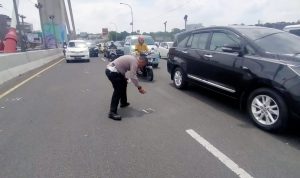 INSIDEN: Anggota Polrestabes Kota Bandung saat pengecekan TKP kecelakaan beruntun di fly over Pasupati, Selasa 7 Februari 2023. (POLRESTABES BANDUNG FOR JABAR EKSPRES)