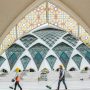 BERSIHKAN LANTAI: Petugas saat berjibaku membersihkan area Masjid Raya Al Jabbar sebelum peresmian beberapa waktu lalu. (Kholid/Jabar Ekspres)
