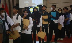 Selama Tiga Tahun, Pengangguran di Cimahi Terus Mengalami Penurunan CARI KERJA: Warga yang belum mendapat pekerjaan mengikuti job fair yang diadakan Dinas Tenaga Kerja (Disnaker) Kota Cimahi, beberapa waktu lalu.