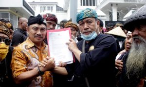 Ketua Komisi V DPRD Provinsi Jawa Barat dari Gerindra Abdul Harris Bobihoe saat menerima audiensi dari Majelis Adat Sunda yang sebelumnya melakukan orasi di depan Kantor DPRD Provinsi Jawa Barat.