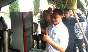 Kepala Staf Kepresidenan RI Moeldoko Sambangi Stand Kodim 0618/Kota Bandung 