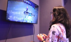 GAME LOKAL: Warga sedang mencoba produk game asal Kota Bandung dari perusahaan pengembang video game Indonesia, Agate, Kami Februari 2023. (HENDRIK MUCHLISON/JABAR EKSPRES)