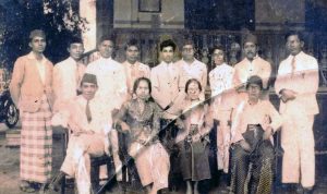 Inggit Garnarsih merupakan sosok istri setia. Selama hidup bersama Soekarno, Inggit selalu memberikan semangat agar terus berjuang