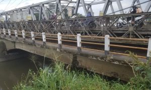 Kondisi Jembatan Citarum Baleendah-Dayeuhkolot Kian Mengkhawatirkan! Jembatan Citarum penghubung Baleendah - Dayeuhkolot di Kabupaten Bandung, mulai terlihat retak di struktur bagian bawah jembatan