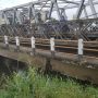 Kondisi Jembatan Citarum Baleendah-Dayeuhkolot Kian Mengkhawatirkan! Jembatan Citarum penghubung Baleendah - Dayeuhkolot di Kabupaten Bandung, mulai terlihat retak di struktur bagian bawah jembatan