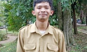 Cerita Pak Koran yang Nyentrik saat Mengajar hingga Viral di Medsos Guru rockstar Pak Koran yang nyentrik mendadak viral di medsos karena nyentrik saat mengajar. (istimewa)