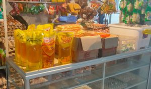 Keberadaan minyak goreng curah dalam kemasan, merek Minyak Kita di Pasar Atas Kota Cimahi mengalami kelangkaan.