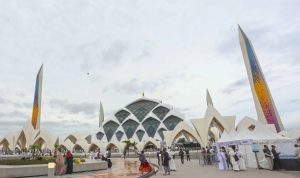 Masjid Raya Al Jabbar kini berpolemik mengenai pekerjaan proyek.