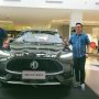 SUDAH BISA DIPESAN: Area Sales Manager MG Indonesia Nurul Dwi Nortanto (kiri) dan Branch Manager MG Bandung Andalan Chrisdeco, Frans D Poewardi (kanan) saat berfoto bersama New MG HS. Bertengger di harga Rp 500 juta, New MG HS akan menghadapi Honda CR-V dan Mazda CX 5. (Eriek Taopik/Jabar Ekspres)