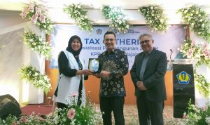 BEBAS KORUPSI kiri-kanan: Kepala Kanwil Dirjen Pajak Jawa Barat 1 Erna Sulistyowati, Wakil Bupati Bandung Sahrul Gunawan dan Kepala Kantor Pelayanan Pajak (KPP) Pratama Majalaya Akhmad Tizani saat berfoto di sela-sela Tax Gathering di Kantor KPP Pratama Majalaya, Kamis (2/2/2023). (Eriek Taopik/Jabar Ekspres)