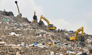 Excavator di TPA Sarimukti Rusak, Truk Sampah Kembali Antre Permasalah di Tempat Pembuangan Akhir Sampah (TPAS) Sarimukti sepertinya tidak kunjung tuntas. Setelah jalan mengalami amblas, kini sejumlah