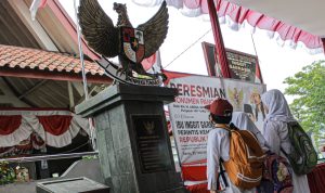 Waktu itu Inggit Garnasih lebih memilih pulang ke Bandung. Dia tidak mau dimadu oleh Soekarno dengan alasan ingin punya keturunan.