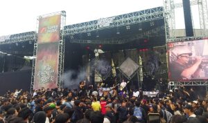 Penampilan band skatepunk, Rosemary dalam Supermusic X Hellprint ‘Monster Of Noise III’, di lapangan Disjas, Cimahi, Minggu (12/2). (Nizar/Jabar Ekspres)