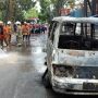 TERJADI LEDAKAN: Mobil Carry Nopol D 1715 WI ludes terbakar di Jalan Ibrahim Adjie Kecamatan Kiaracondong Kota Bandung, Senin (13/2/2023). (Sadam Husen/Jabar Ekspres)