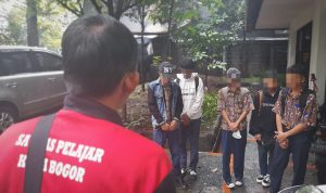 Ngeri! Bawa Pedang dan Miras, Satgas Amankan Enam Pelajar Anggota Satgas Pelajar Kota Bogor saat mengamankan sejumlah pelajar SMP yang bolos sekolah. (Yudha Prananda / Jabar Ekspres)