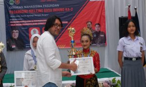 Ono Surono saat memnyerahkan piala penghaargaan kepada peserta di acara Gelanggang Generasi Muda (Gema), Jumat 24 Februari 2023.