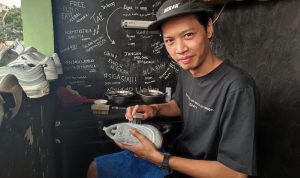 Peluang Menggiurkan Lewat Usaha Cuci Sepatu BANJIR ORDERAN: Owner Cuci Sepatu Borstel.id, Ale (25) menjalankan usaha cuci sepatu dan menjadi peluang yang menggiurkan untuk usahanya dan ramai orderan saat musim hujan. (SADAM HUSEN SOLEH RAMDHANI/JABAR EKSPRES)