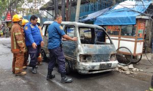 HANGUS TERBAKAR: Mobil Carry pengangkut BBM ludes terbakar di Jalan Ibrahim Adjie Kecamatan Kiaracondong Kota Bandung, Senin (13/2/2023). (Hendrik Muchlison/Jabar Ekspres)