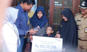 BPJS Ketenagakerjaan Gerak Cepat! Bayarkan Manfaat untuk Kurir Meninggal saat Antar Paket BPJS Ketenagakerjaan menerjunkan tim LCT untuk memastikan status kepesertaan kurir yang meninggal dunia saat bertugas mengantarkan paket.