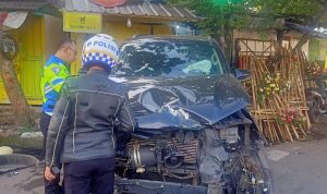 Dua mobil mewah Fortuner dan Honda Civic terlibat kecelakaan di persimpangan Palasari - Lodaya Bandung. Senin (20/2). (Foto Satlantas Polrestabes Bandung)