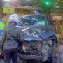 Dua mobil mewah Fortuner dan Honda Civic terlibat kecelakaan di persimpangan Palasari - Lodaya Bandung. Senin (20/2). (Foto Satlantas Polrestabes Bandung)