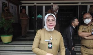 Disdagin Kota Bandung Kembali Distribusikan Minyakita ke Pasar Kepala Dinas Perdagangan dan Perindustrian Kota Bandung, Elly Wasliah saat menghadiri pembukaan pasar murah, di Jalan Sukabumi Dalam, Kota Bandung. (SADAM HUSEN SOLEH RAMDHANI/JABAR EKSPRES)