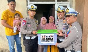 Pupuk Kepedulian, Satlantas Polresta Bogor 'Bagi Kolak' Jajaran Satlantas Polresta Bogor Kota saat menyambangi keluarga yang menjadi korban kecelakaan lalulintas. (YUDHA PRANANDA/JABAR EKSPRES)