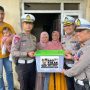 Jajaran Satlantas Polresta Bogor Kota saat menyambangi keluarga yang menjadi korban kecelakaan lalulintas. (YUDHA PRANANDA/JABAR EKSPRES)